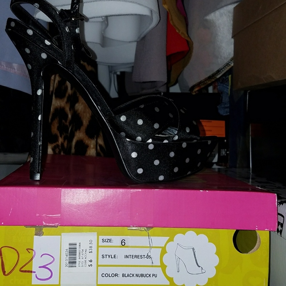 Shoes - Picture 6 of 8